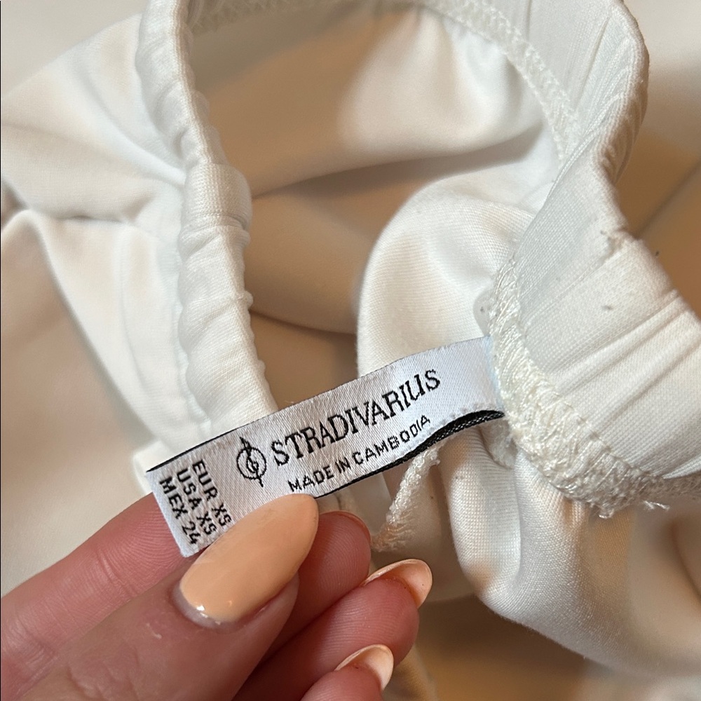 Stradivarius Shorts - Picture 3 of 4